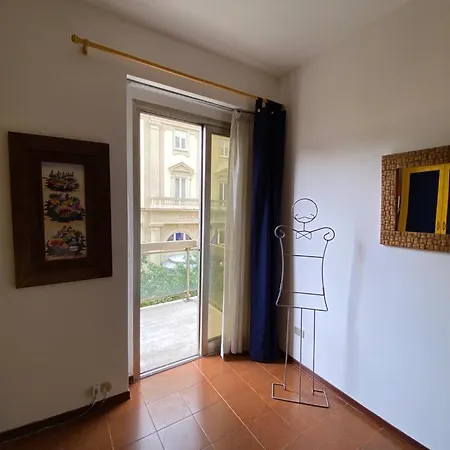Lively In Center Apartment *